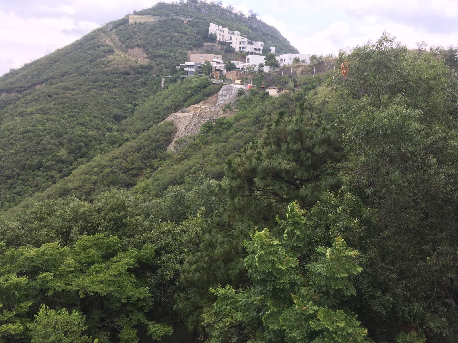Vecinos de San Pedro van contra edificio en área de deslaves