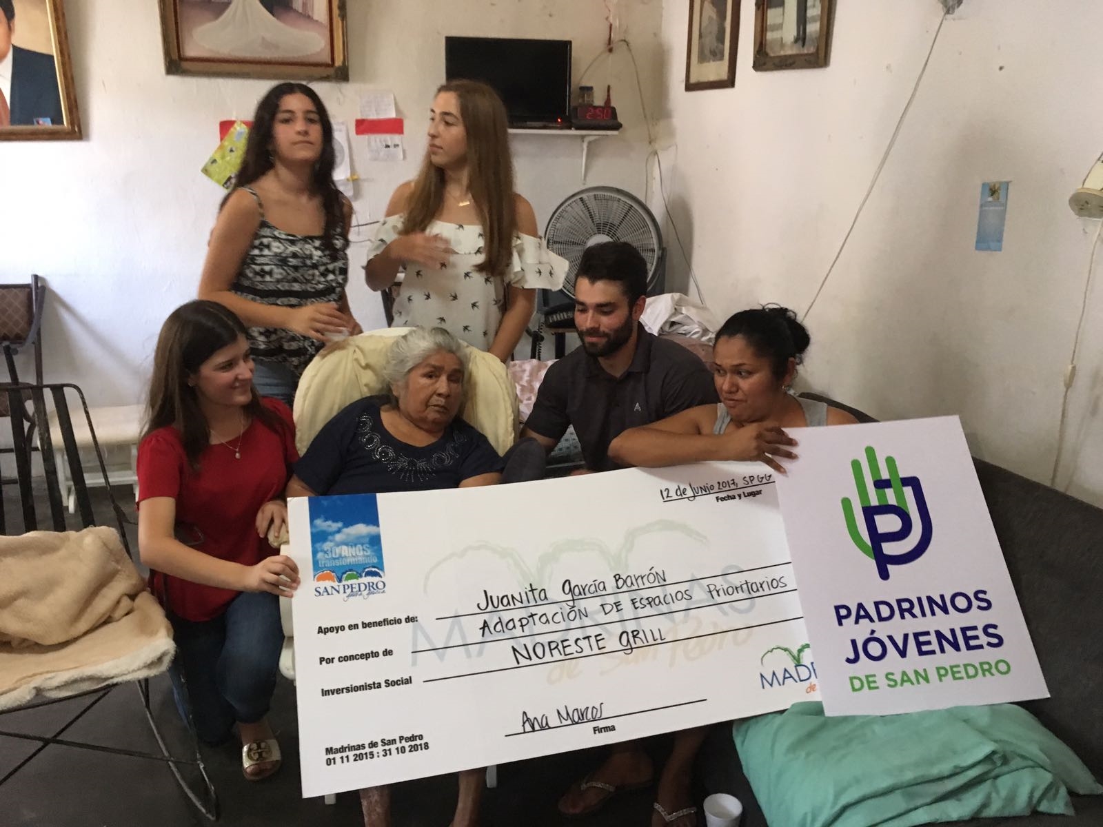 ´Padrinos jóvenes´ayudan a abuelita con capacidades diferentes