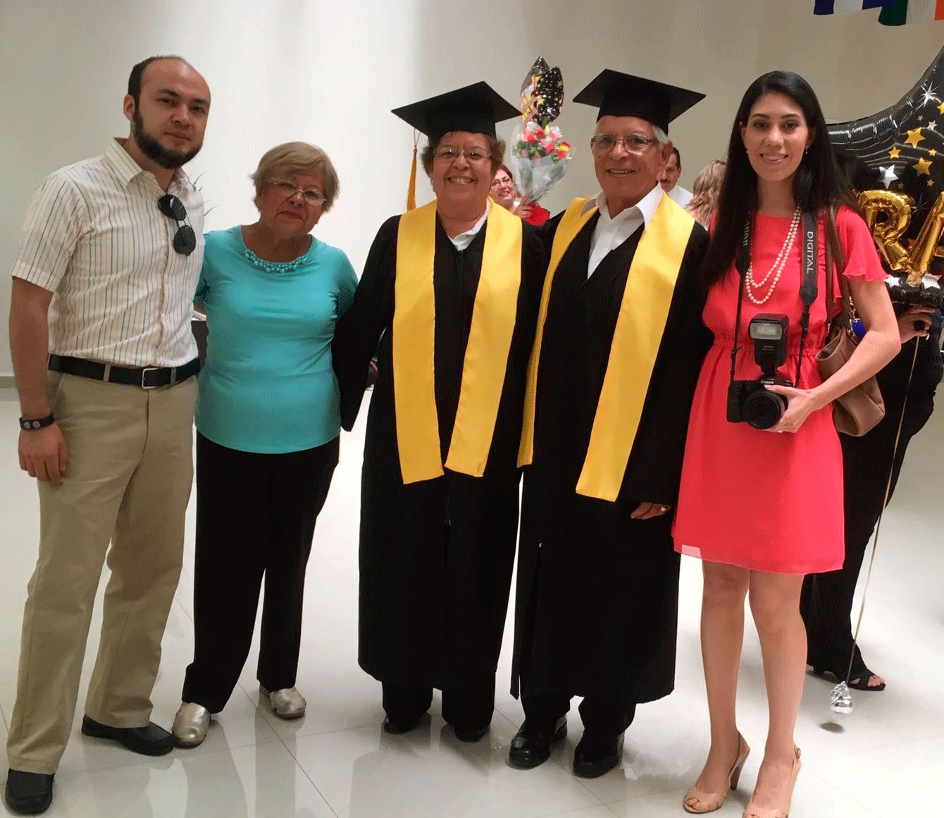 Adultos mayores se gradúan de universitarios