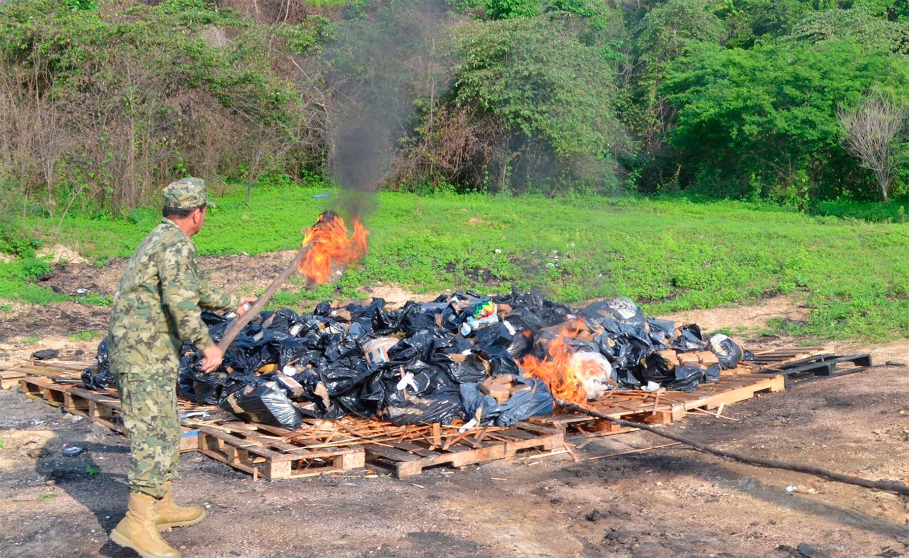 Marina y PGR incineran más 2 toneladas de cocaína decomisada en el Pacífico