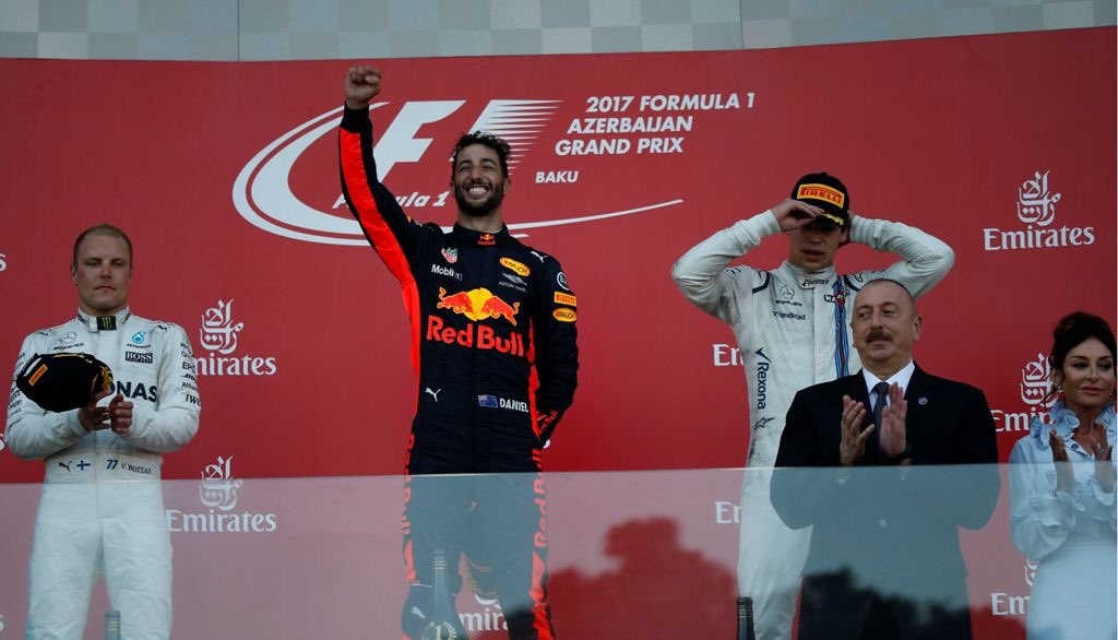 Daniel Ricciardo gana una alocada carrera en Gran Premio de Azerbaiyán