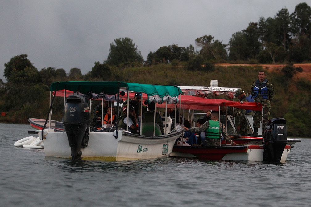 Reinician búsqueda de 16 turistas desaparecidos en naufragio en Colombia