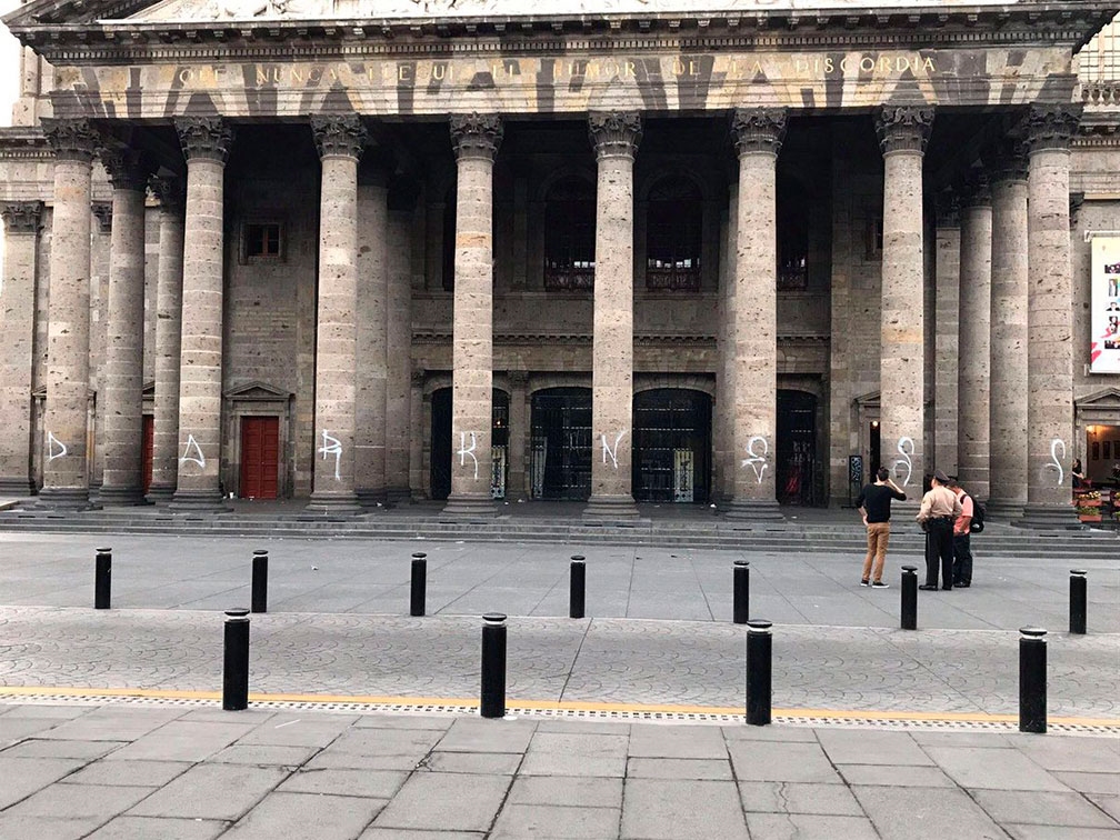Vandalizan columnas del Teatro Degollado en Guadalajara