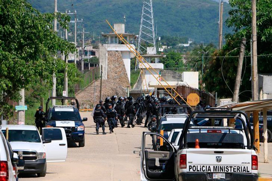 Cesan a director de penal en Acapulco tras riña que dejó 28 muertos