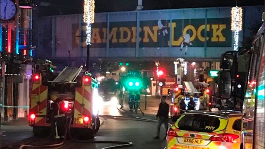 Combaten incendio en popular mercado de Londres