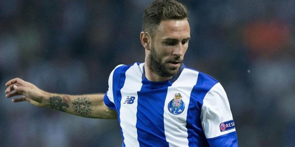 Rayados insiste en firmar a Layún para Apertura 2017, señalan en Portugal
