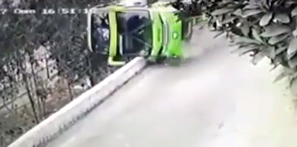Graban terrible accidente de un autobús turístico en Perú