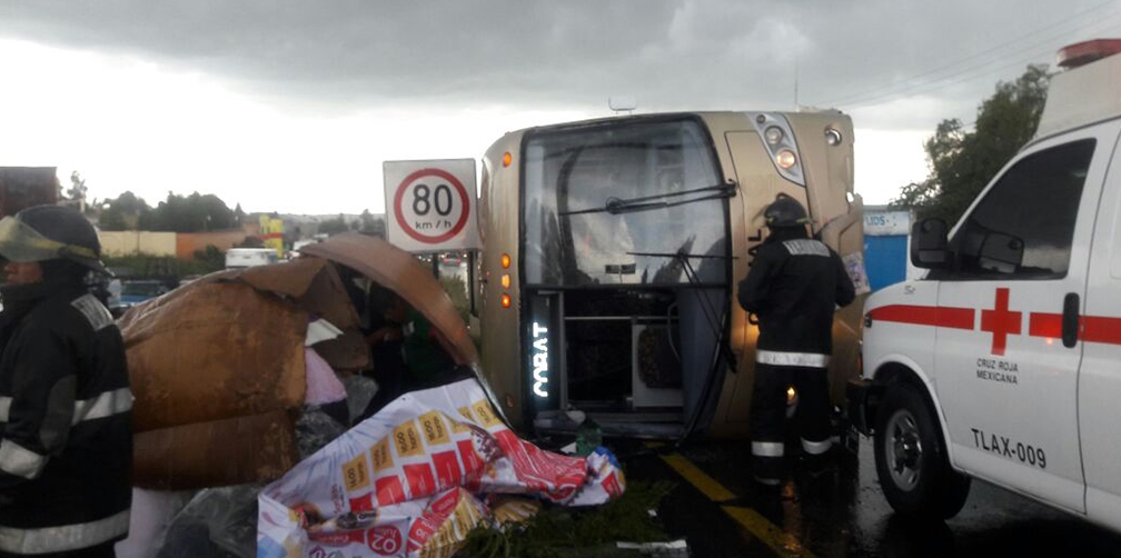 Volcadura de autobús en Tlaxcala deja 20 estudiantes lesionados