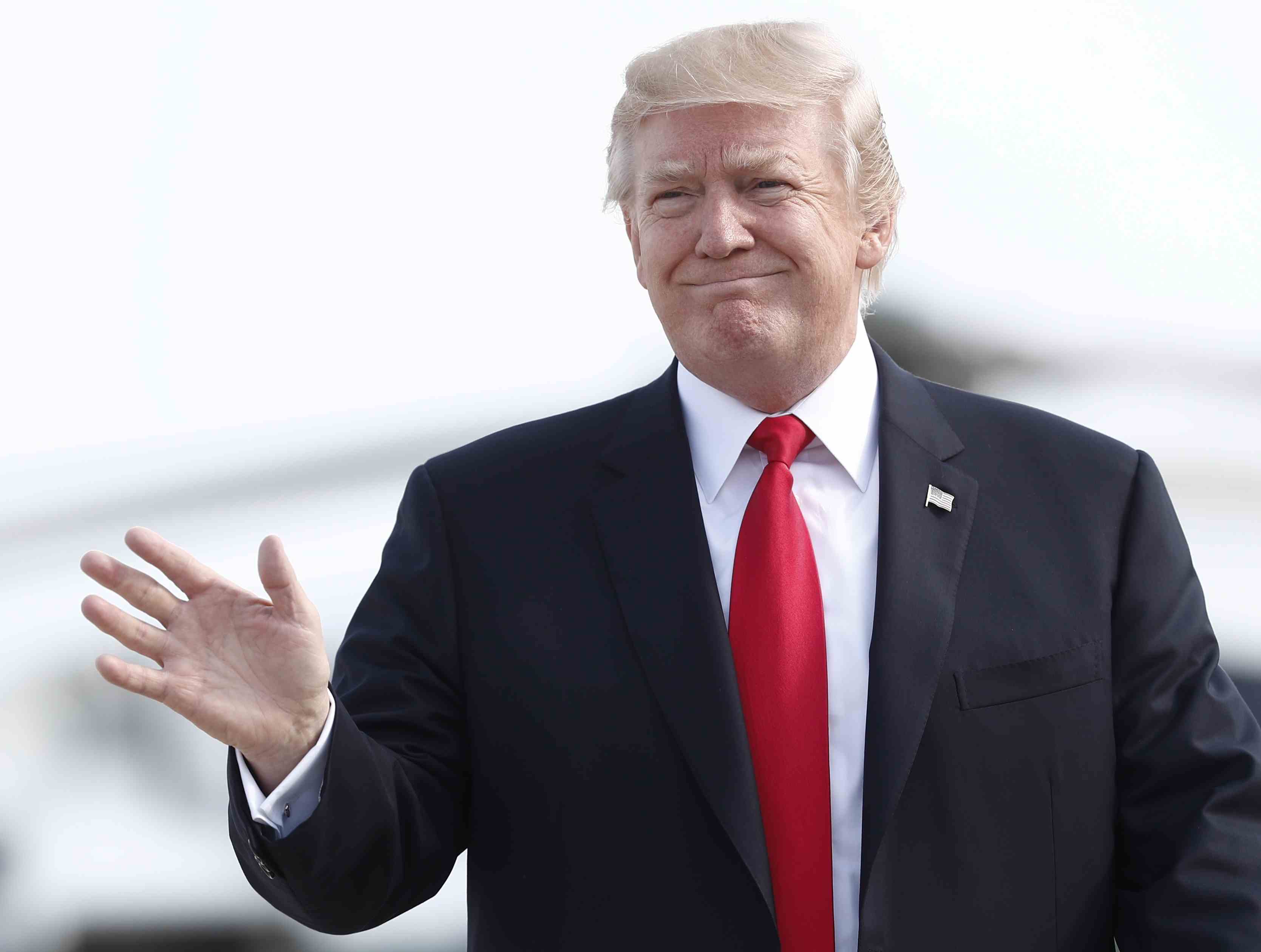 Trump advierte sobre poder militar de EUA