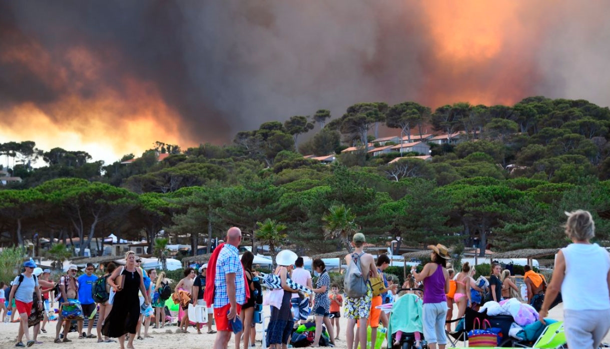 Continúan incendios al sur de Francia; arden más de 7 mil hectáreas