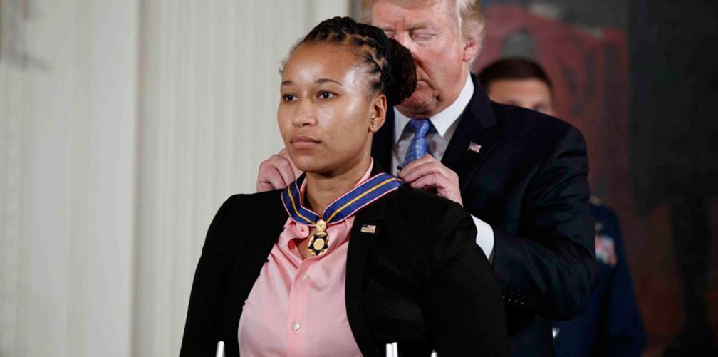 Trump premia a policías por repeler ataque a congresistas republicanos