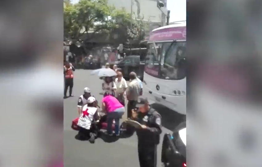 Atropella camión urbano a mujer de la tercera edad en centro de Monterrey