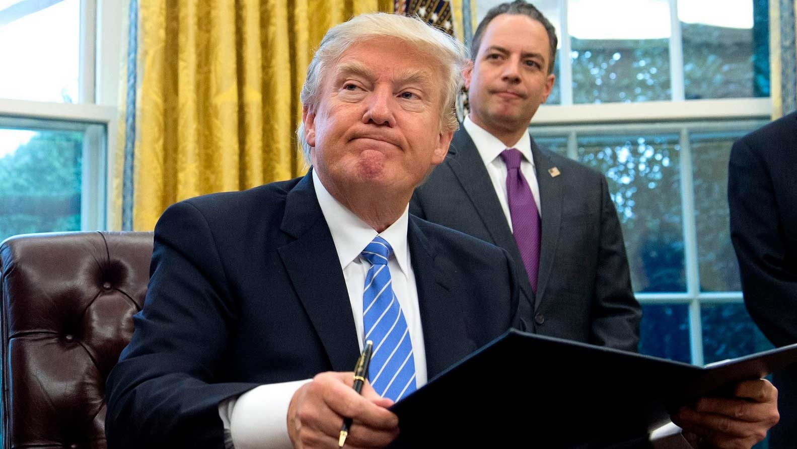 Firma Trump ley que impone sanciones a Rusia