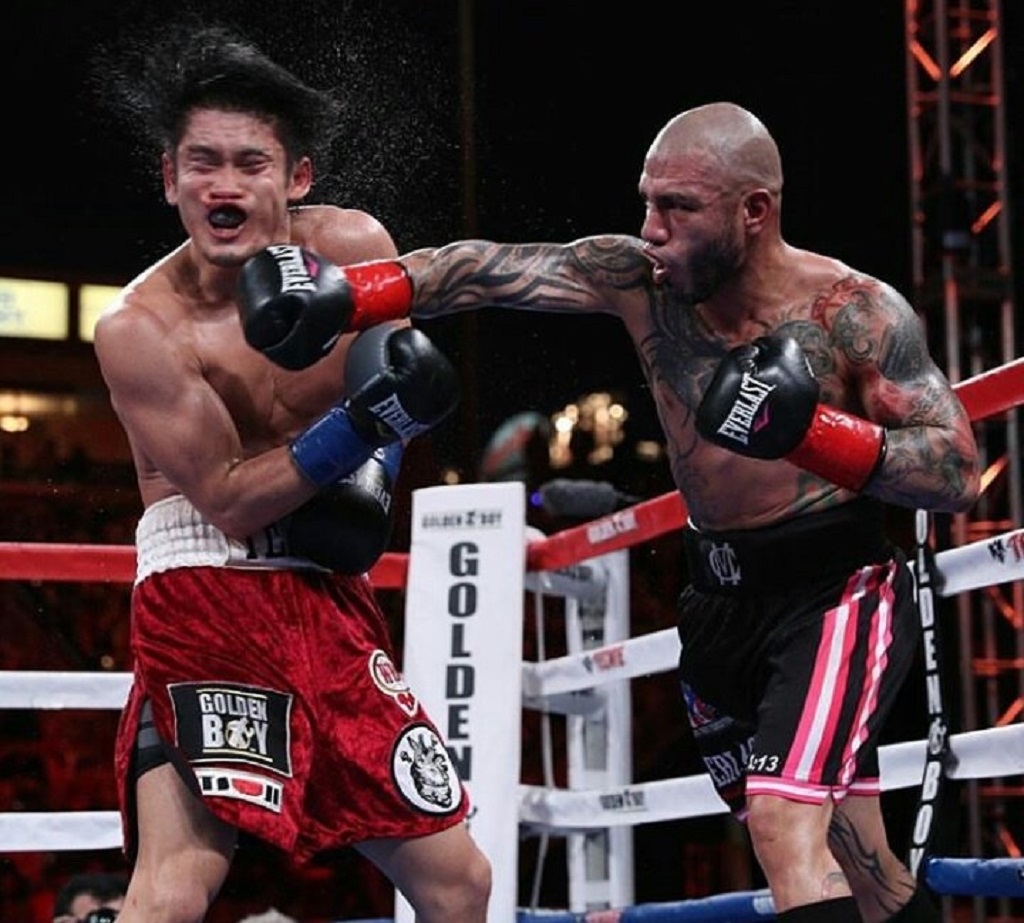 Cotto le da cátedra de boxeo a Kamegai