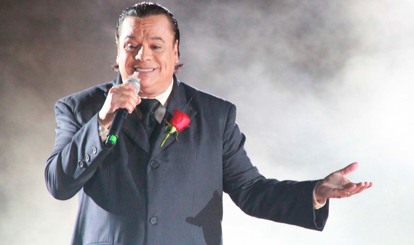 Discos de Juan Gabriel lideran listas de ventas a un año de su muerte
