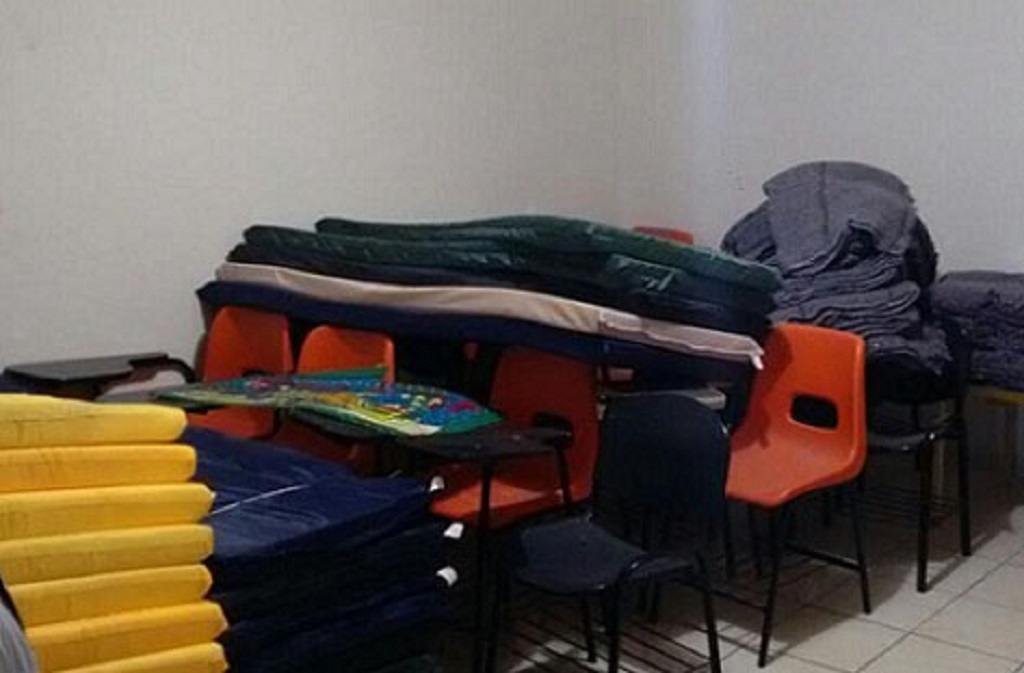 Habilitan escuelas como albergues en Baja California Sur