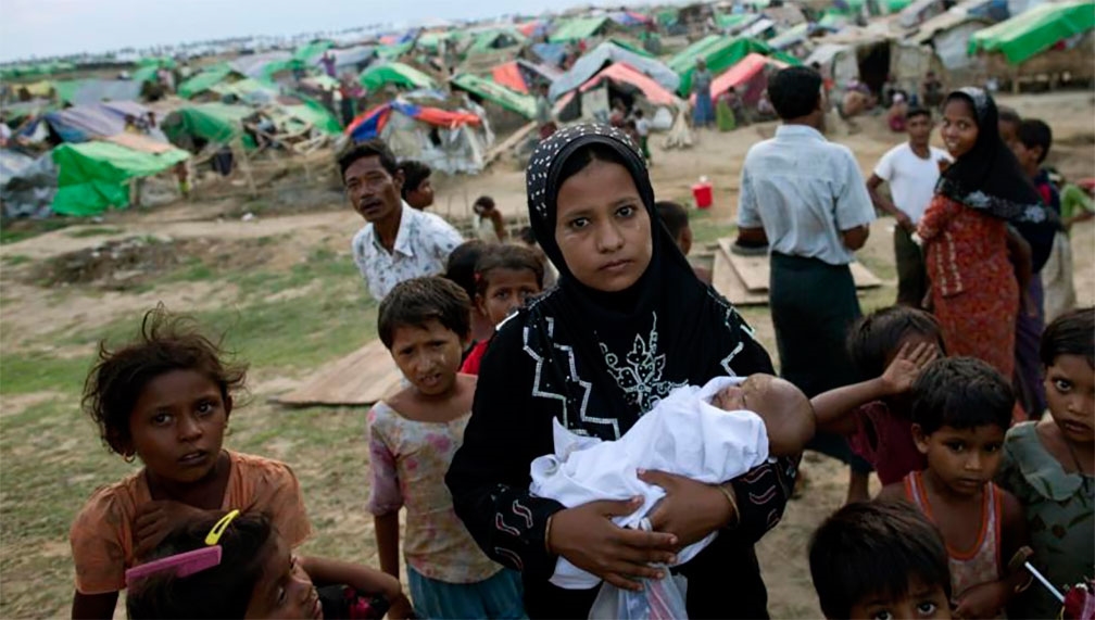 Miles de musulmanes huyen de Myanmar por incendios deliberados