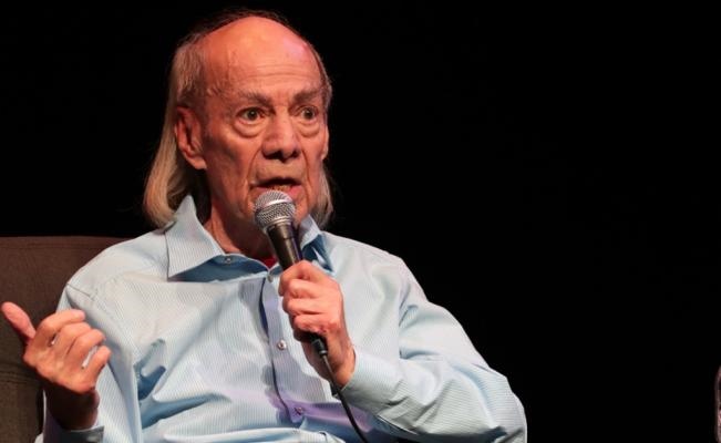 El Loco Valdés canta y bromea en el hospital