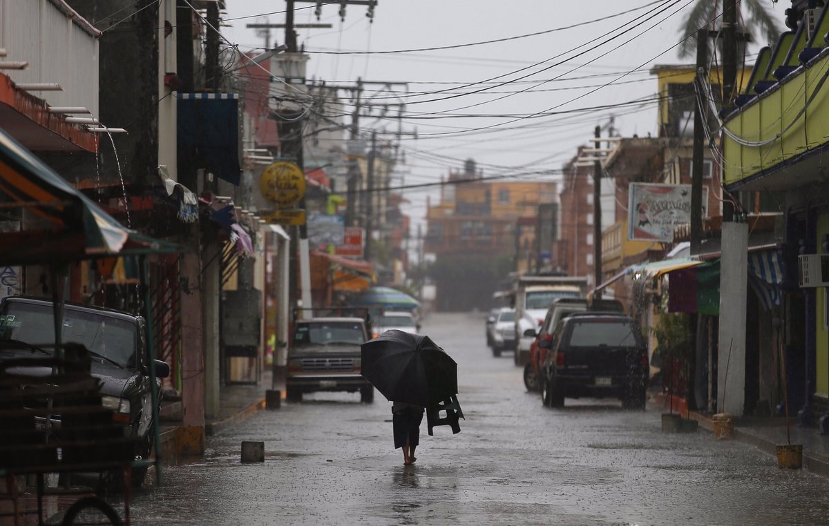 Reportan dos muertos por paso de Katia en Veracruz