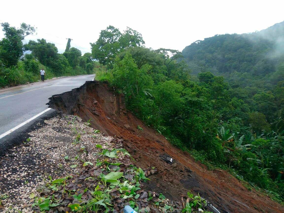 Katia genera deslaves y hundimientos en carreteras de Veracruz