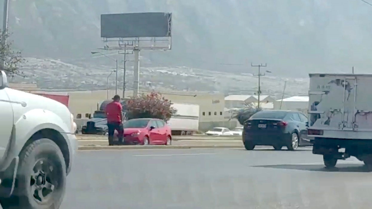 Trabajadores arriesgan la vida para cruza carretera en Santa Catarina