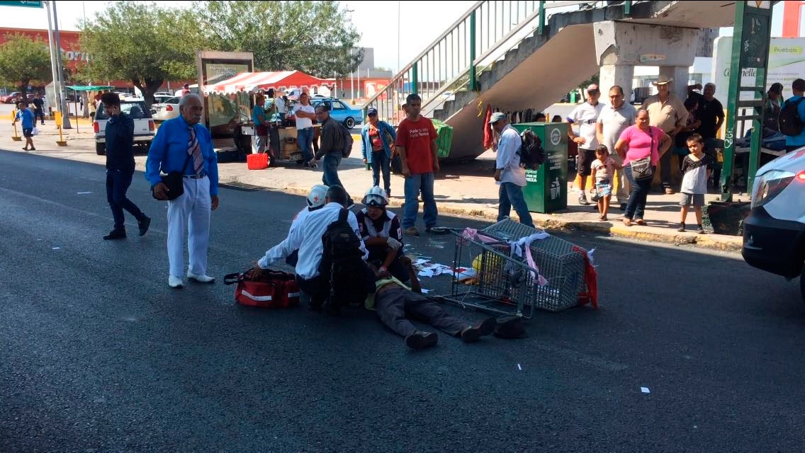 Arrollan a indigente que trató cruzar avenida en carrito de súper mercado
