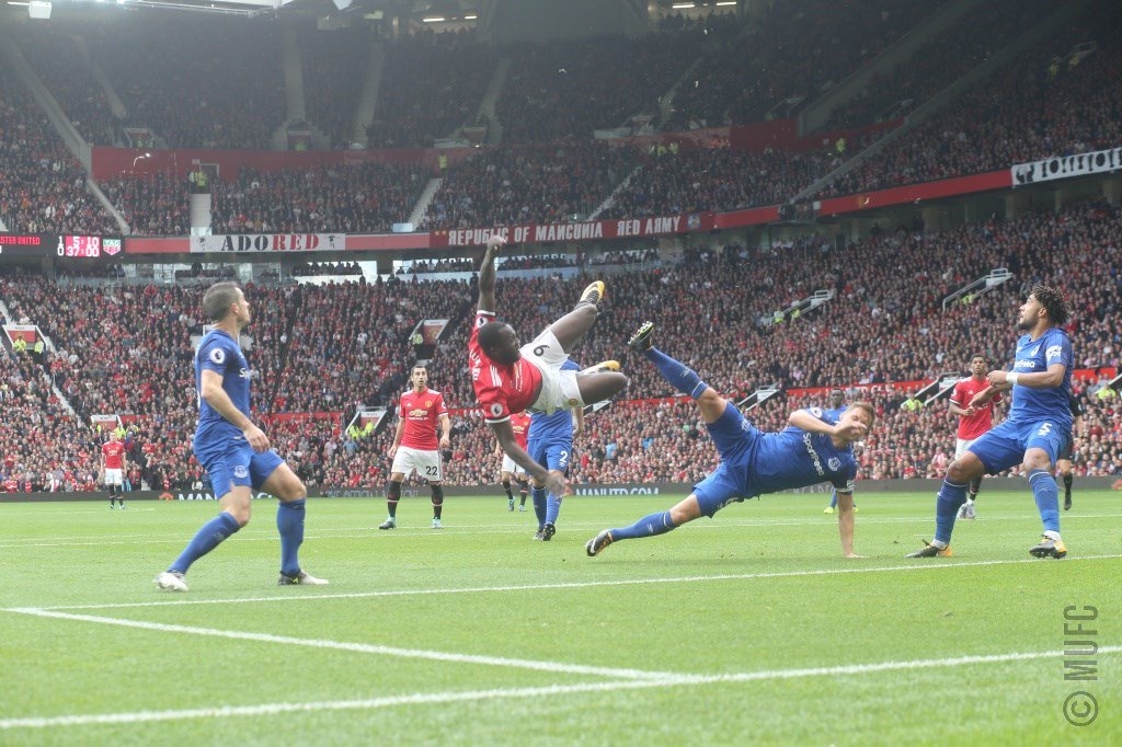 Manchester United, con paso firme, le gana 4-0 al Everton