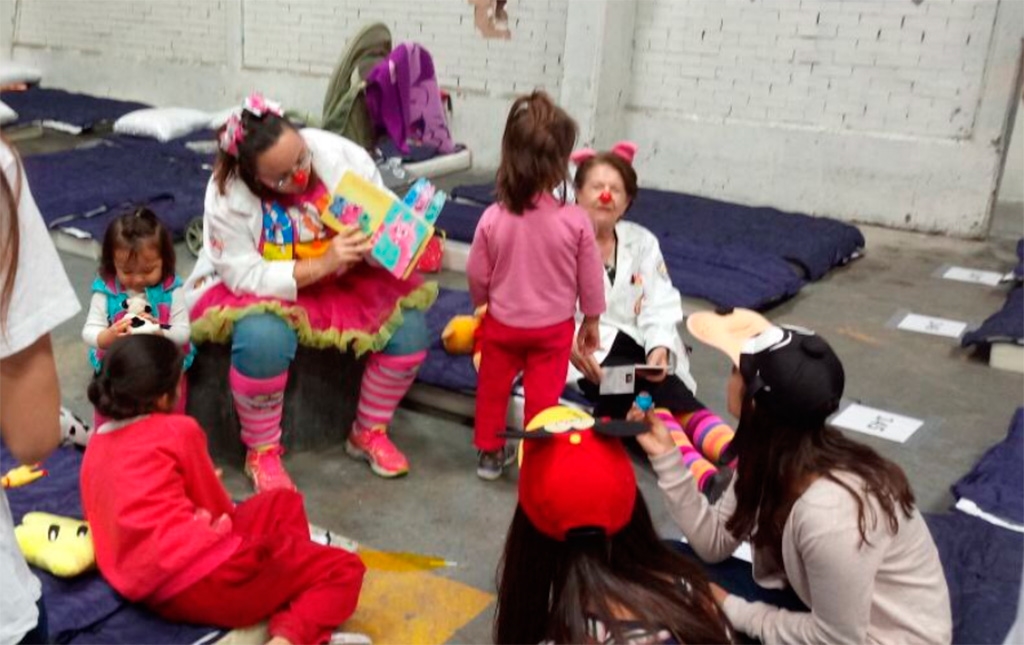 Payasos logran sonrisas en su recorrido por albergues de damnificados