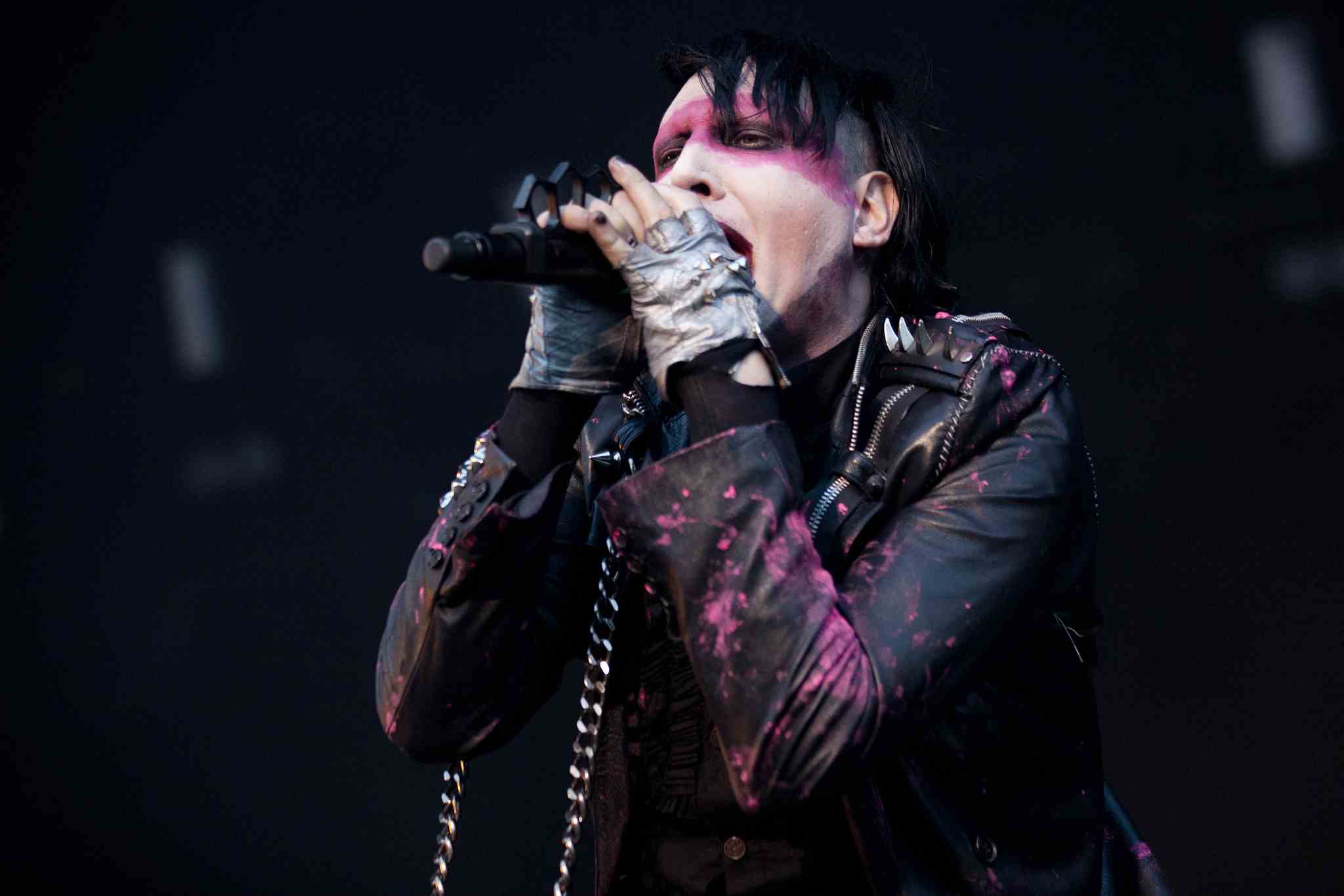 Hospitalizan a Marilyn Manson por lesión durante concierto
