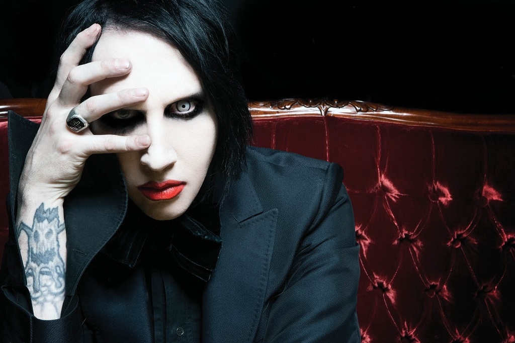 Marilyn Manson víctima del escenario
