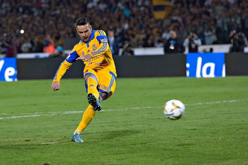 Juninho acrecienta su leyenda en Tigres