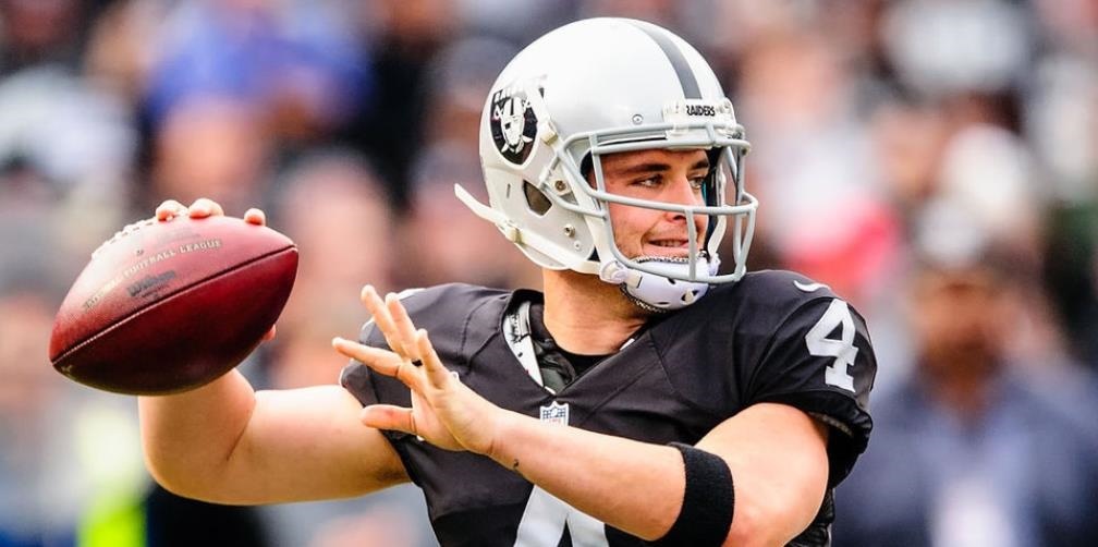 Derek Carr sufre fractura y se pierde juego con Raiders