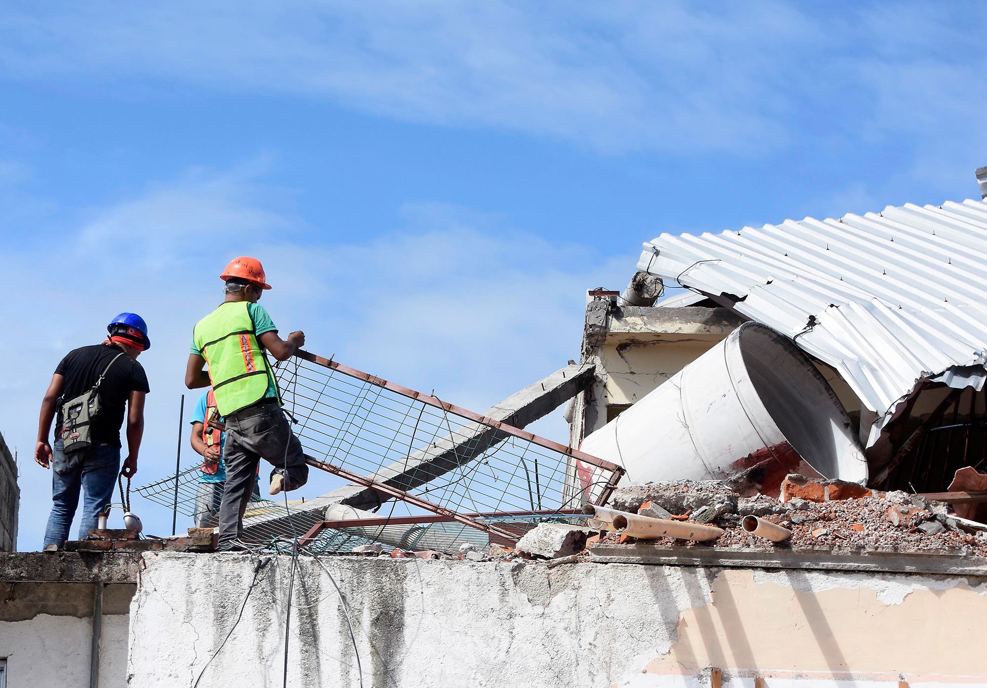 Habitantes reconstruyen sus casas en Morelos