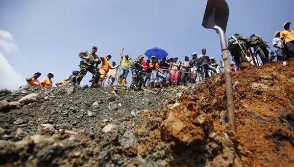 Al menos seis muertos por alud de tierra en mina de Colombia
