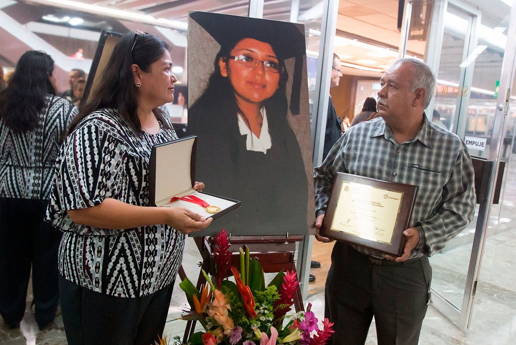 Honran memoria de maestra Cecy con medalla