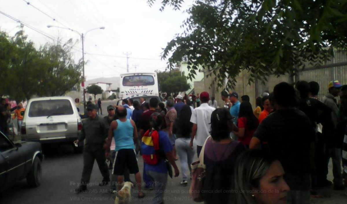 Opositores venezolanos denuncian agresiones de chavistas en centros de votación