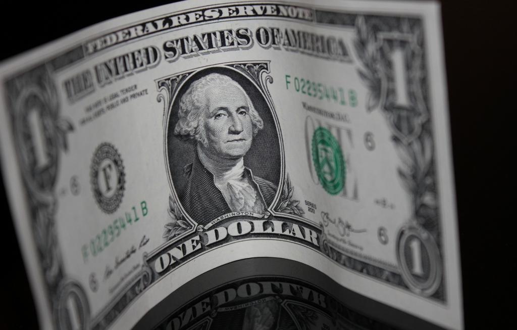 Dólar retrocede y se oferta hasta en 19.22 pesos en bancos