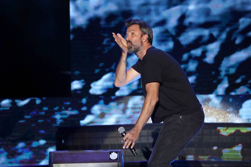 Jarabe de Palo canta a la vida en un emotivo reencuentro con el público chileno