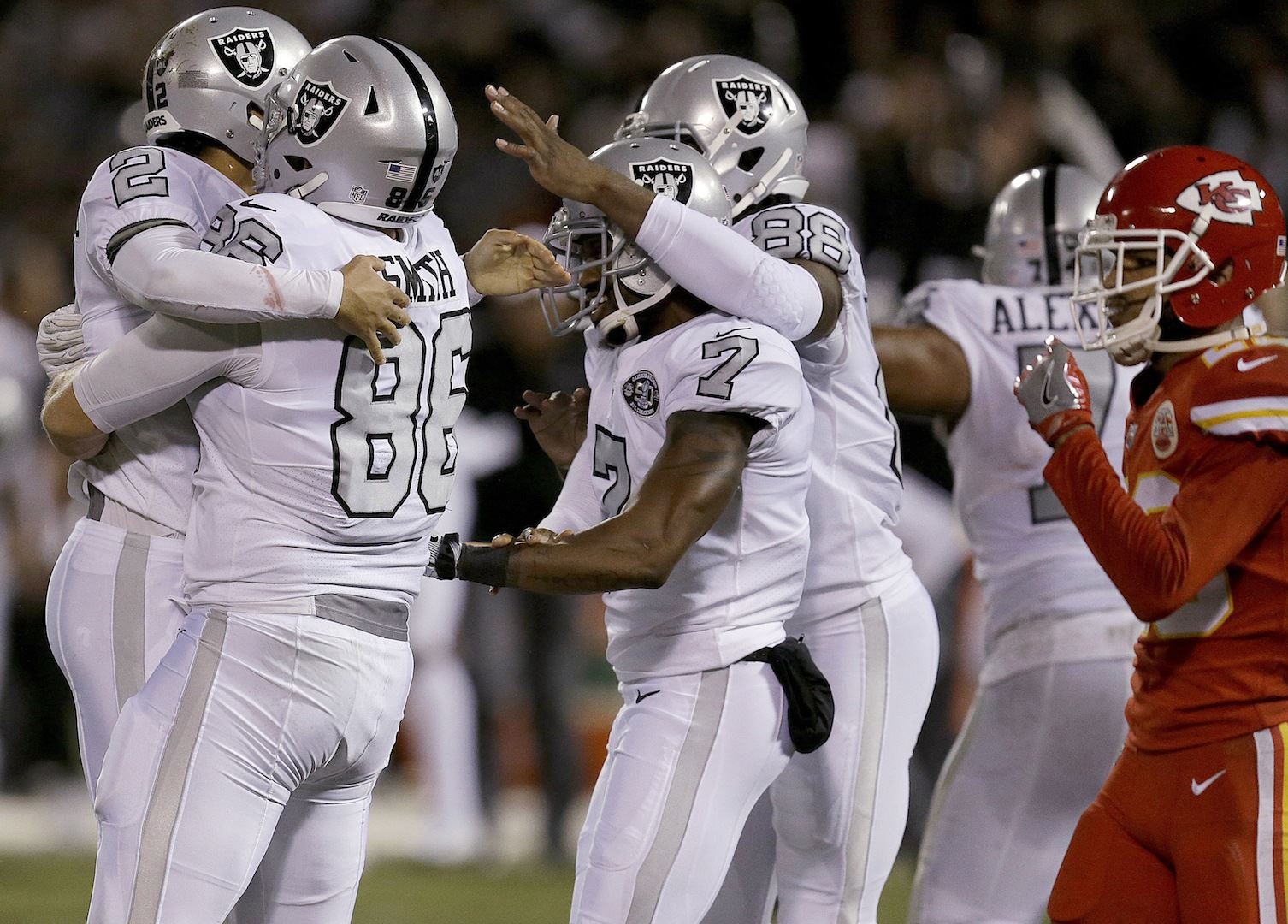 Raiders anotan en la última jugada y vencen a los Jefes