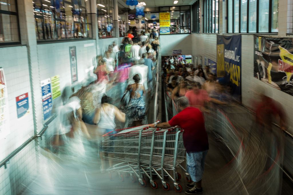 Miles colapsan los supermercados en Río con ofertas de black friday brasileño