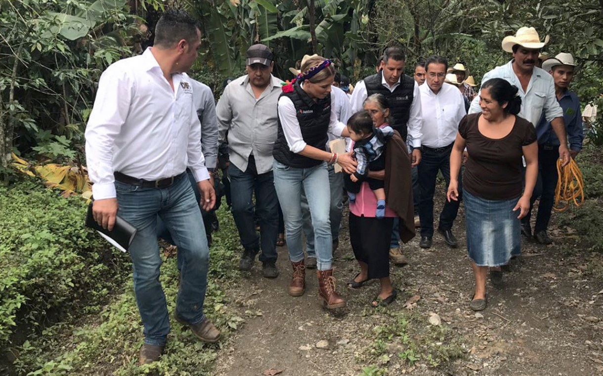Entregan apoyo a damnificados y supervisan daños en Oaxaca