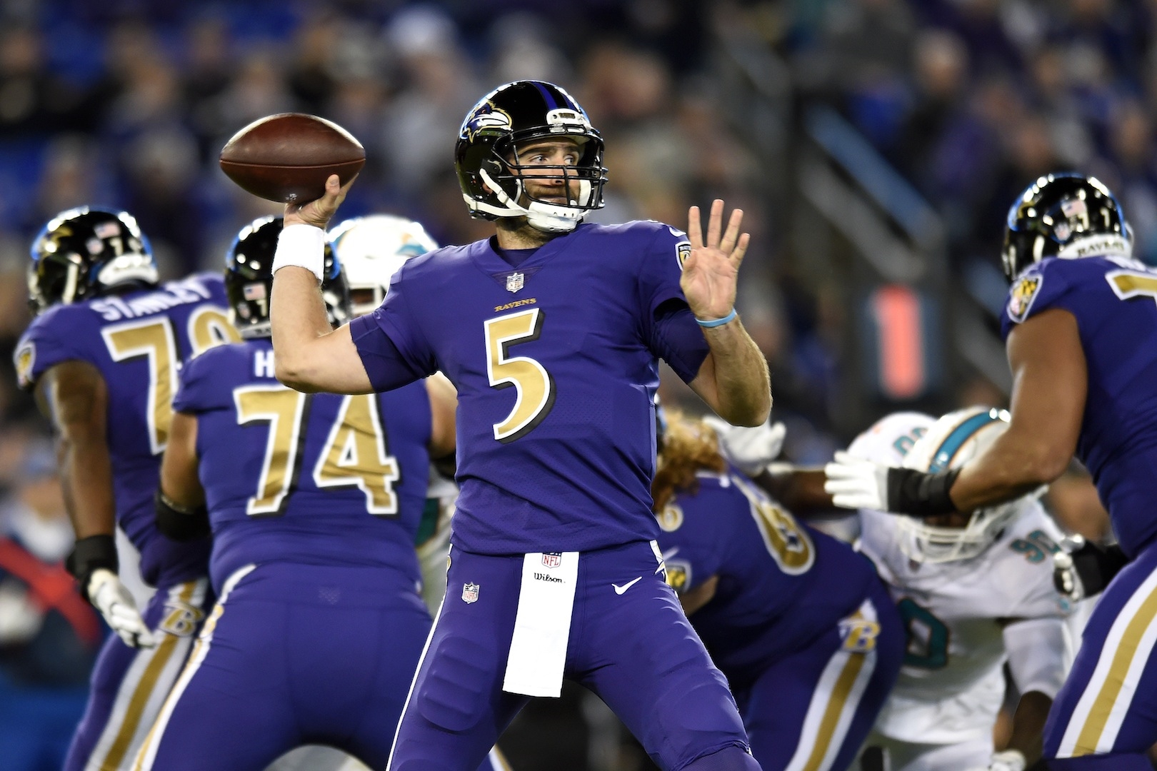 Cuervos pierde a Flacco pero aplasta 40-0 a Dolphins
