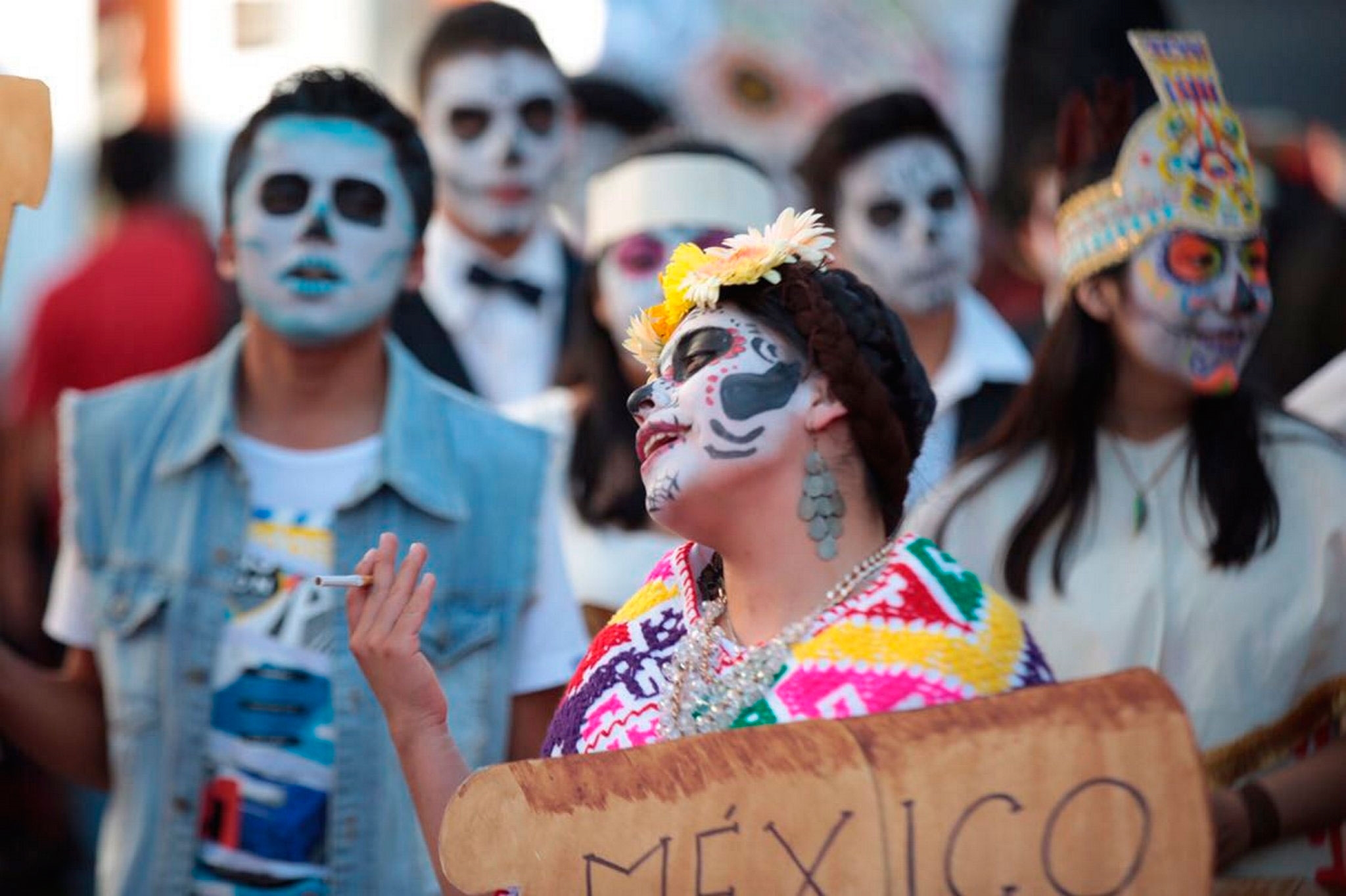Catrines y Catrinas desfilan por la Ciudad de México