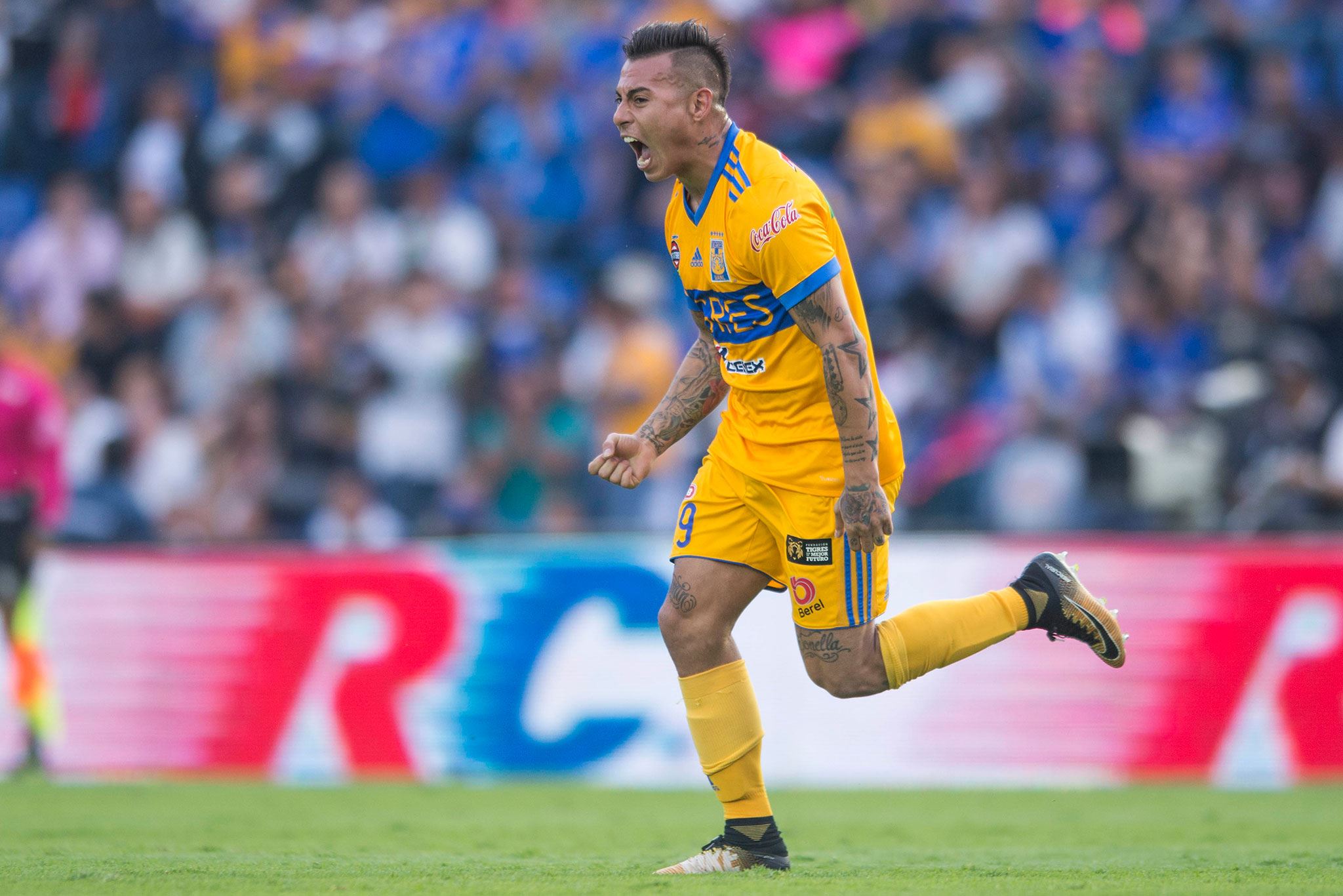Ruge Tigres en la capital, gana a Cruz Azul 2-1