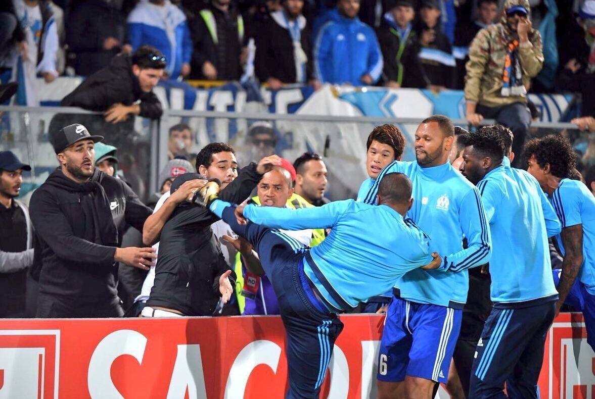 Expulsan a Patrice Evra antes de partido por agredir a seguidor