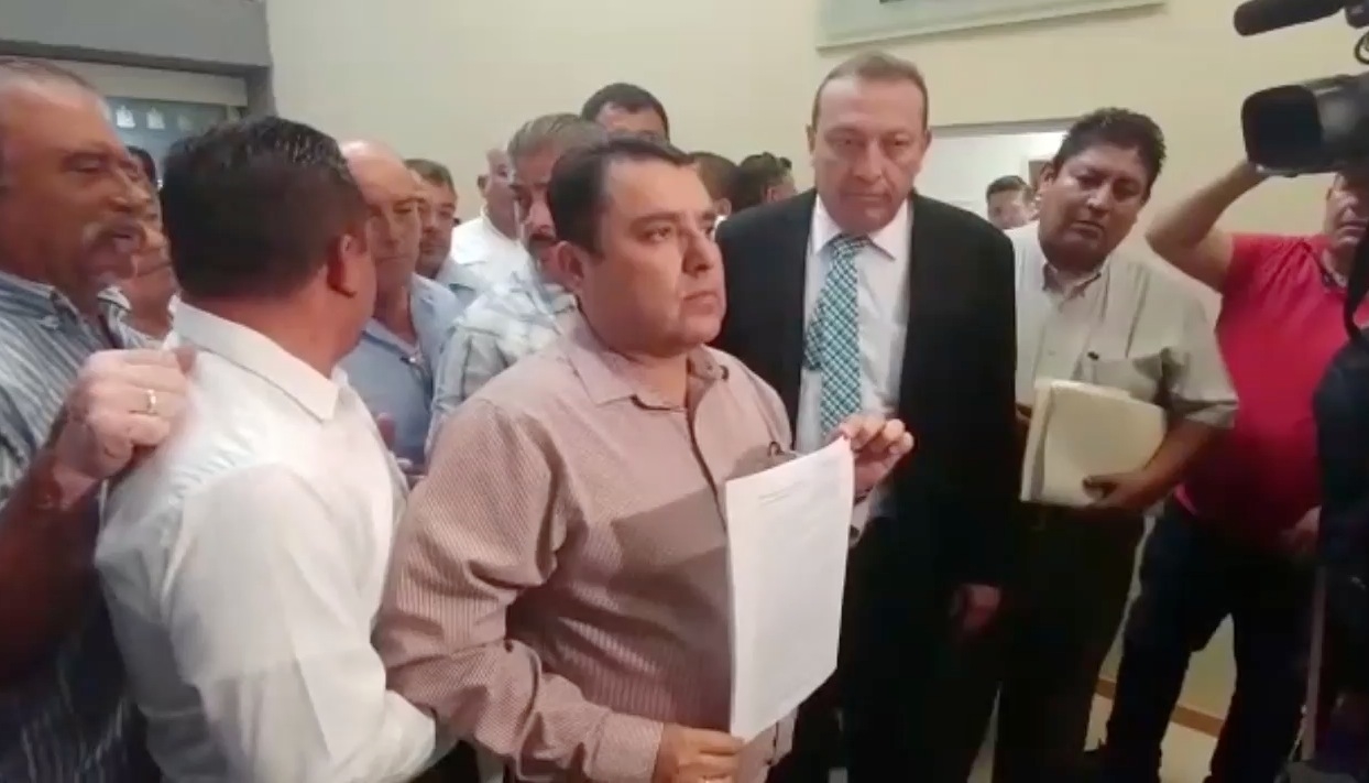 Protestan taxistas en el Congreso del Estado; piden igualdad de condiciones