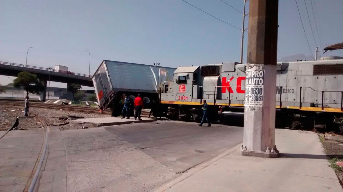 Trailero Intenta Ganarle El Paso Al Tren Y Es Impactado