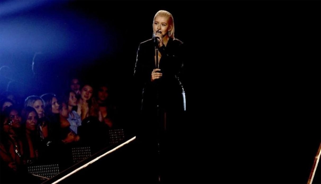 Christina Aguilera rinde tributo a Whitney Houston en entrega de premios