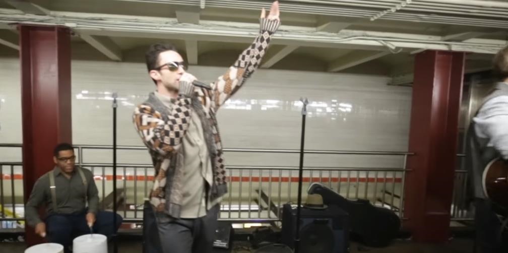 Maroon 5 causa revuelo en metro de Nueva York