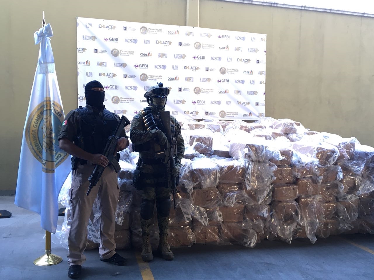 Autoridades confiscan dos toneladas de droga en Zuazua